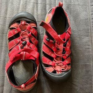 Young Men’s Keen sandals size 7 smoke free home